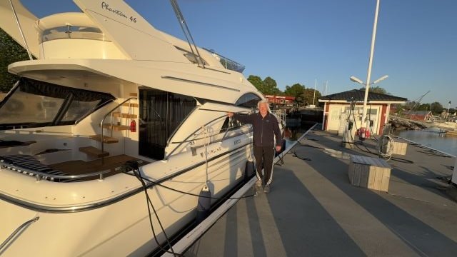 Surveyor beside a motor yacht at the dock